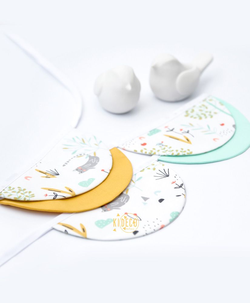 Guirlande demies lunes Petite Nature personnalisable (vert d'eau, jaune moutarde, motifs chats et nature) Guirlande demies lunes Petite Nature personnalisable (vert d'eau, jaune moutarde, motifs chats et nature)