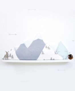 Coussin Cosy Mountain gris (en forme de montagne, sommets enneigés en minkee) personnalisable